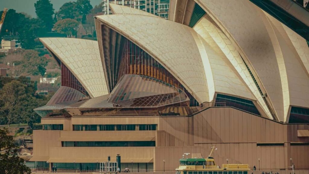 Descubra como criadores angolanos podem usar Roposo e ofertas exclusivas para bombar nas redes sociais, inspirados por tendências da Finlândia.