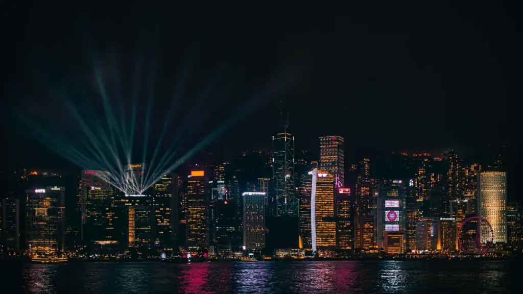 Guia prático para criadores em Angola sobre como abordar marcas do Laos via Disney Plus, criar vídeos de reação musical e transformar isso em parcerias reais.