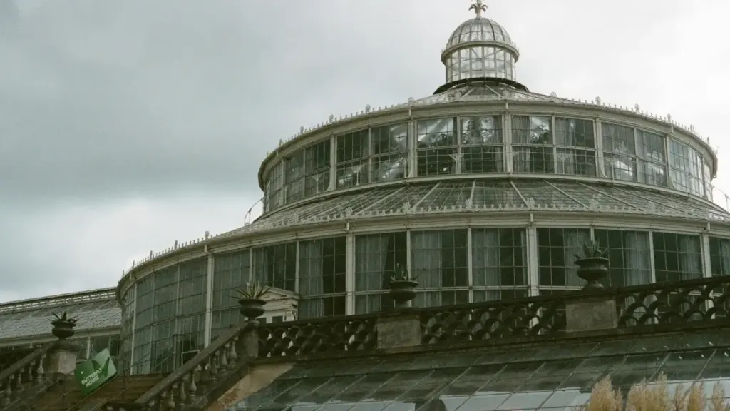 Guia prático para criadores angolanos alcançarem marcas uzbeques no Zalo e criarem vlogs de viagem autênticos.