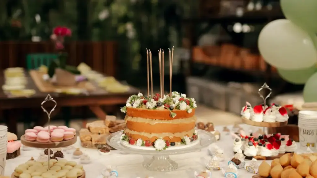 Descubra como criadores angolanos podem conectar-se a marcas mongóis no Roposo para vídeos GRWM autênticos e lucrativos.