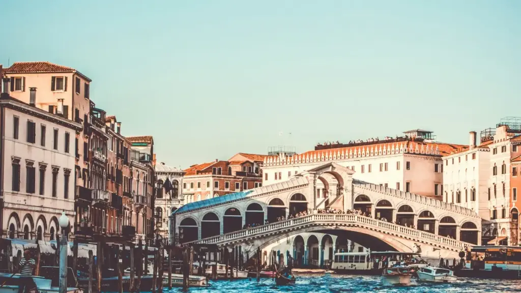 Guia prático para anunciantes em Angola que querem patrocinar conteúdo dos bastidores com criadores chilenos no Roposo — táticas, exemplos e checklist.