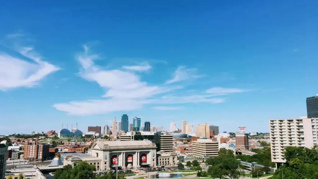 "Guia prático para criadores em Angola contactarem marcas da Bolívia no Reddit e negociar reviews de beleza e skincare."