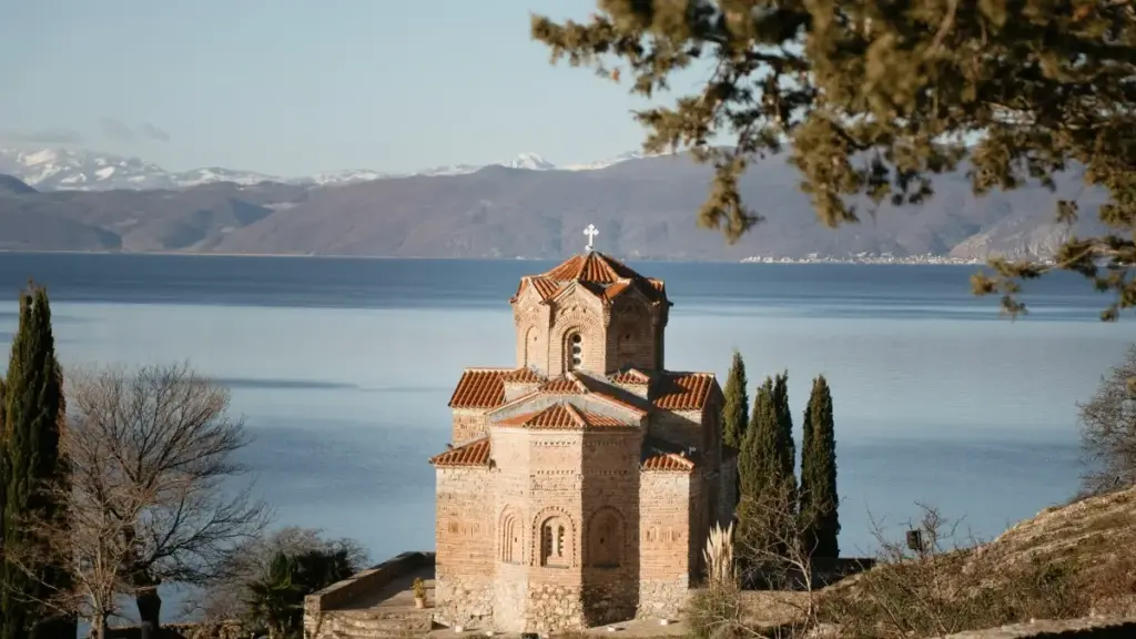 Guia prático para criadores em Angola: como contactar marcas da Roménia via Chingari, negociar parcerias e criar looks com peças de marca, com dicas de segurança digital.