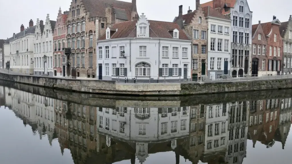 Guia prático para anunciantes em Angola encontrarem criadores belgas ligados a conteúdos Hulu e lançar tutoriais de maquilhagem colaborativos.