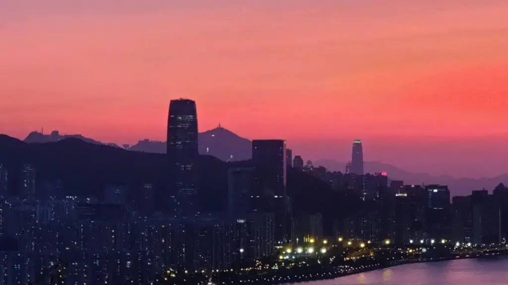 Guia prático para marcas angolanas encontrarem e colaborarem com criadores uzbeques no Etsy — do scouting às negociações e logística.