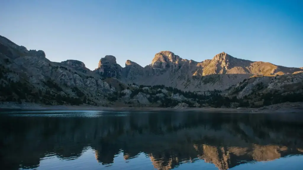 Guia prático para criadores em Angola que querem contactar marcas da África do Sul no Takatak e vender short dramas brandeados.