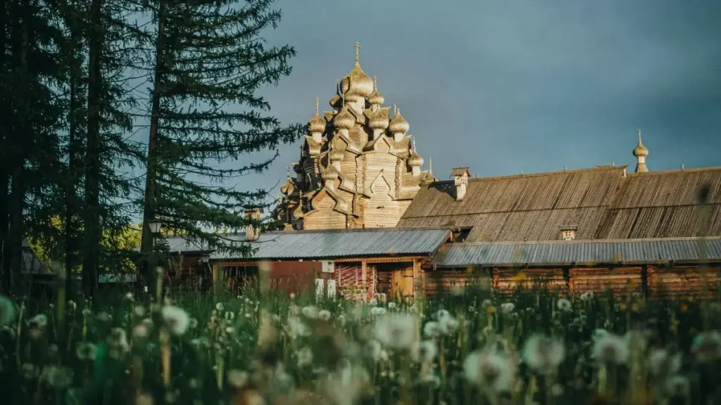 Guia prático para criadores em Angola sobre como achar, contactar e colaborar com marcas da Geórgia via Apple Music para criar guias de viagem musicais e autênticos.