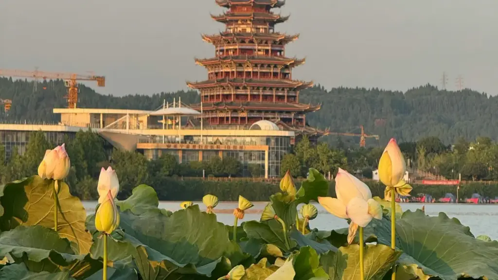 Guia prático para anunciantes em Angola sobre como localizar, validar e contratar criadores locais na Noruega para guias de cidade no WeChat — táticas, plataformas e riscos.