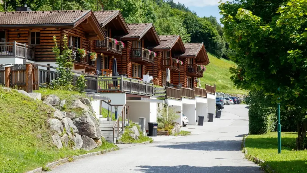 Guia prático para criadores em Angola que querem chegar a marcas ucranianas via Clubhouse e gravar conteúdo dos bastidores. Táticas, ética, segurança e dicas locais.